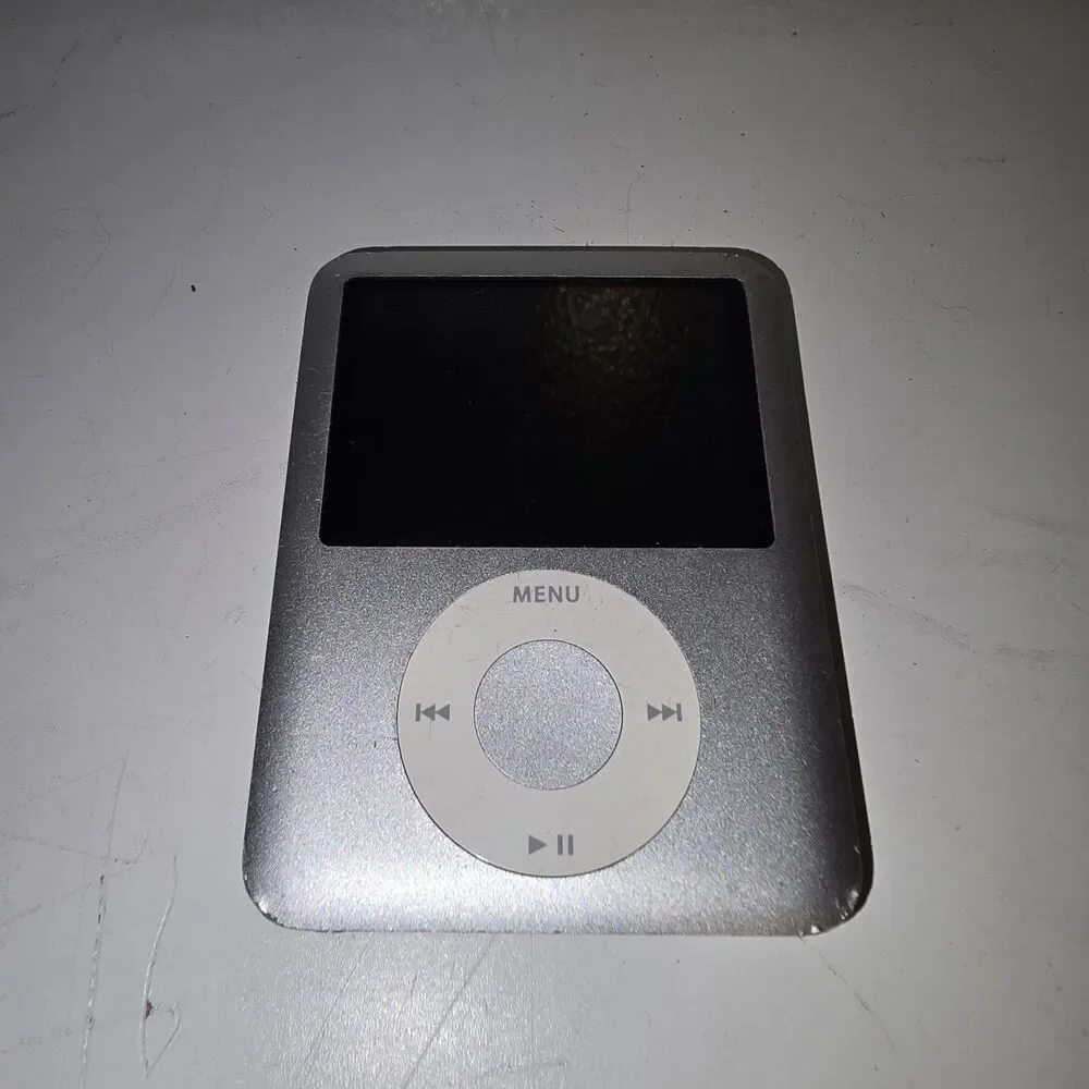 Apple iPod Nano 3rd Generation 4GB Silver A1236 MP3 Player Does Not Hold Charge